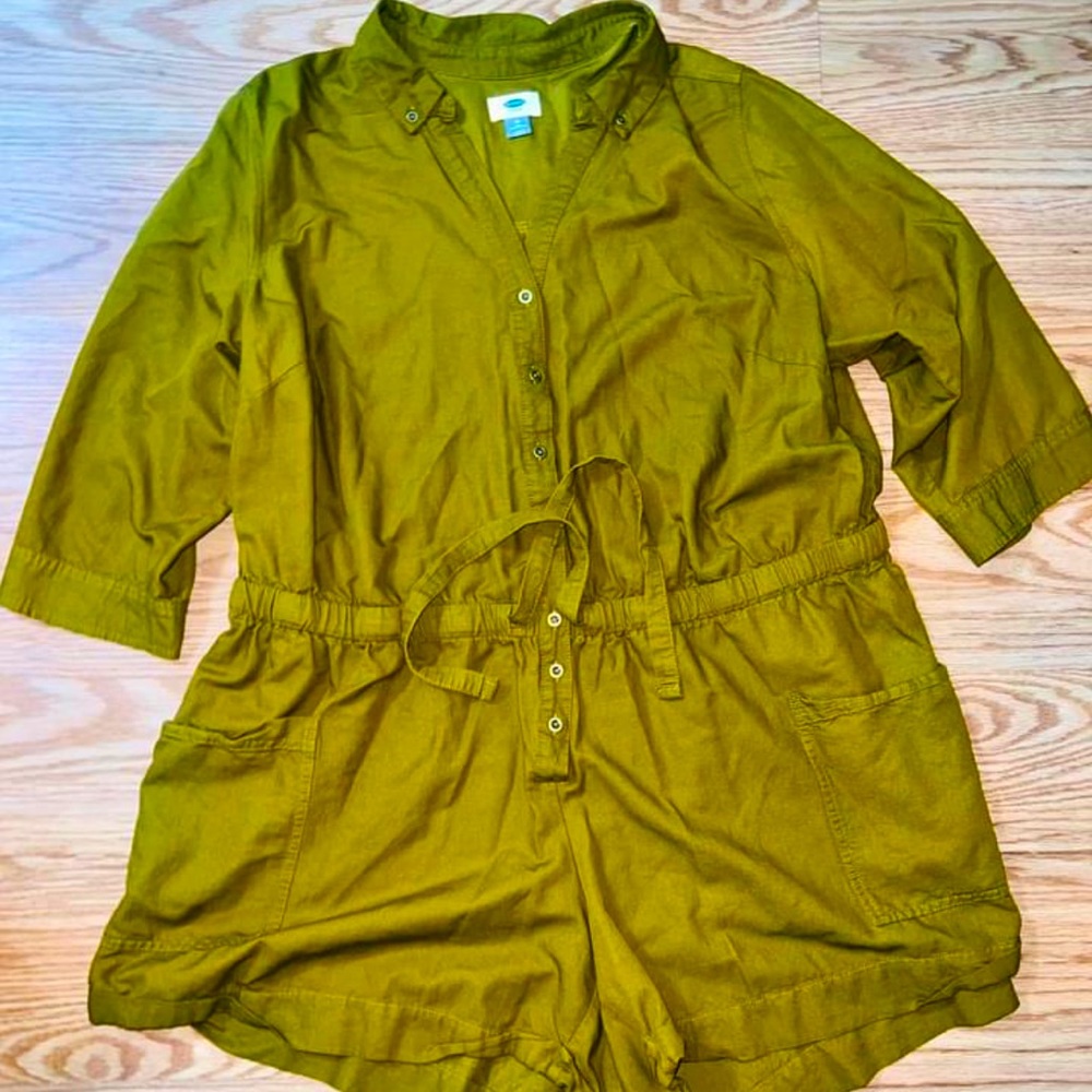 Old navy 3x green moss colored romper. NWOT. Pockets. Super cute.